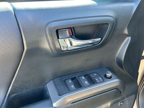 Used 2016 Toyota Tacoma TRD Off-Road AWD/4WD image 22