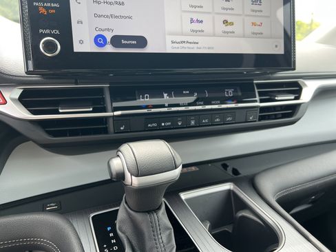 Certified 2025 Toyota Sienna XLE FWD image 9