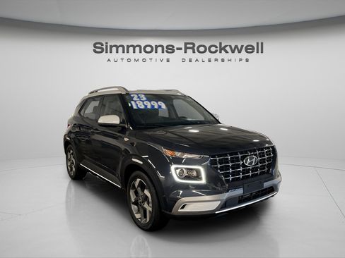 Used 2023 Hyundai Venue Limited image 3