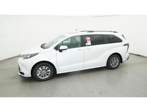 New 2026 Toyota Sienna XLE image 2
