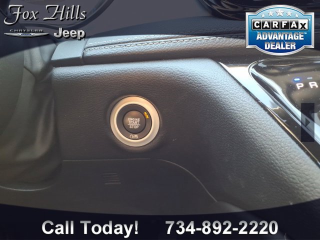 Certified 2025 Chrysler Pacifica Limited w/ Uconnect Theater Family Group FWD image 28