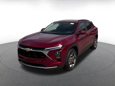 Used 2025 Chevrolet Trax LT w/ LT Convenience Package FWD image 7