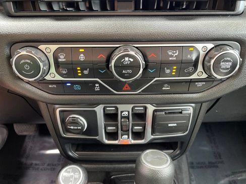 Used 2024 Jeep Wrangler Unlimited w/ Convenience Group AWD/4WD image 21