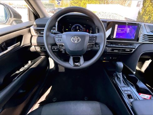 Used 2025 Toyota Camry SE image 17