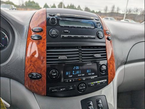 Used 2010 Toyota Sienna XLE image 17