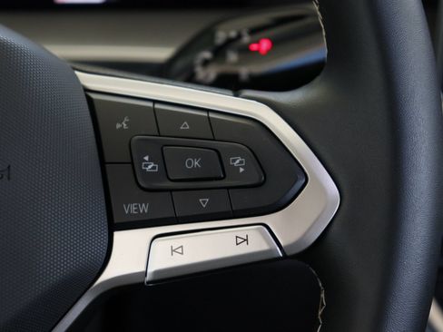 Certified 2025 Volkswagen Tiguan SE FWD image 13