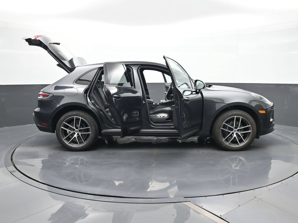 Certified 2025 Porsche Macan AWD/4WD image 33
