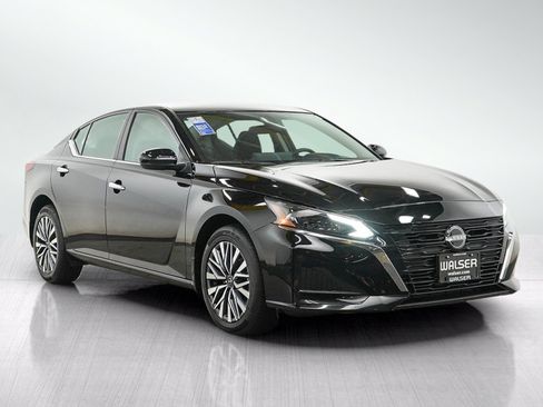 Used 2023 Nissan Altima 2.5 SV w/ SV Premium Package AWD/4WD image 7