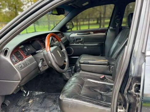 Used 2008 Lincoln Town Car Signature Limited image 7