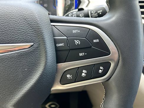 Used 2023 Chrysler Pacifica Touring-L FWD image 34