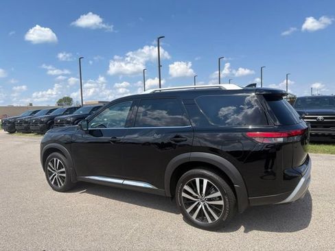 Used 2025 Nissan Pathfinder Platinum w/ Black Appearance Package AWD/4WD image 20