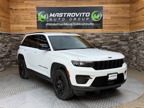 Used 2025 Jeep Grand Cherokee Altitude AWD/4WD image 2