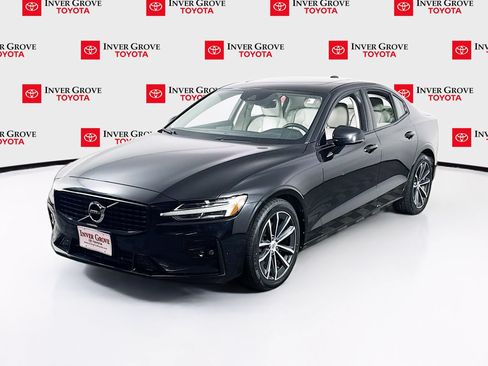 Used 2021 Volvo S60 T5 Momentum AWD/4WD image 1