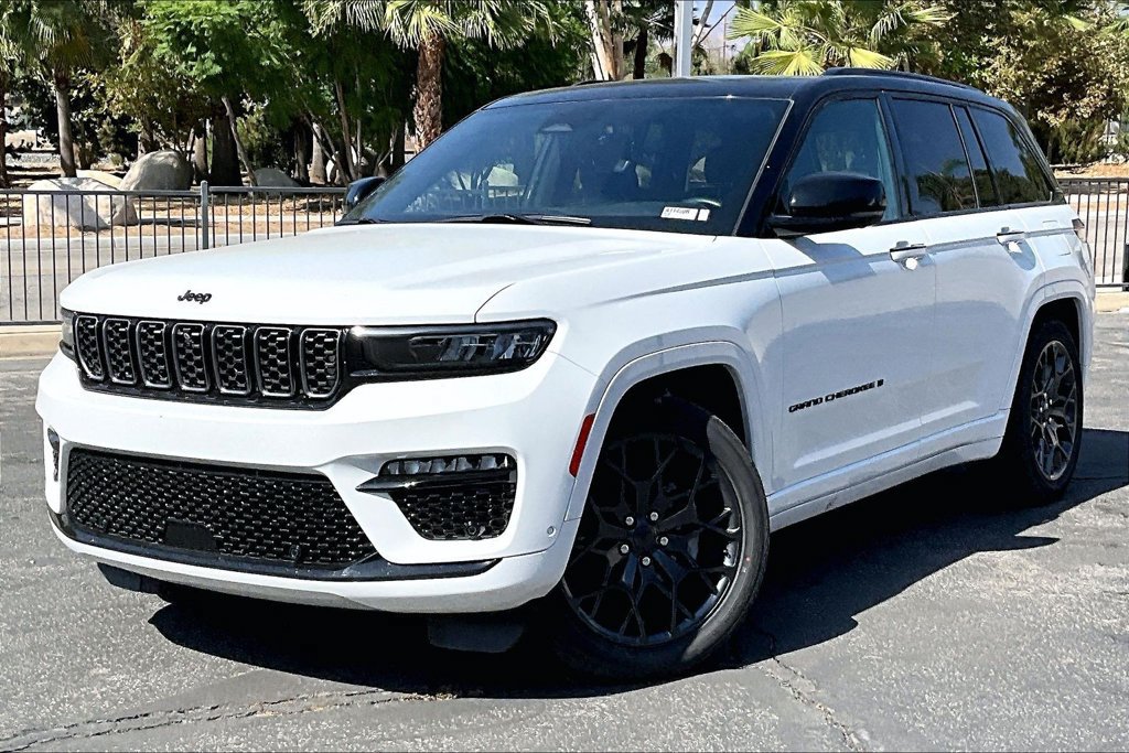 Used 2025 Jeep Grand Cherokee Summit w/ Obsidian Package AWD/4WD image 2