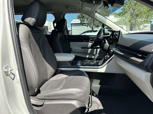 Used 2022 Kia Carnival EX FWD image 19