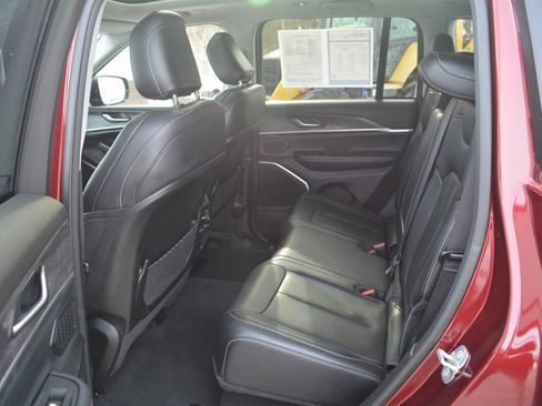 Used 2023 Jeep Grand Cherokee Limited image 23