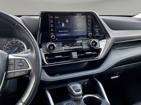 Used 2022 Toyota Highlander XLE AWD/4WD image 12