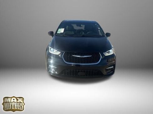 Used 2025 Chrysler Pacifica Select w/ Uconnect Theater Family Group image 2