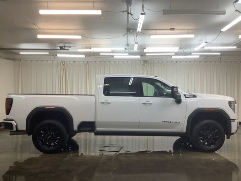 Used 2024 GMC Sierra 2500 AT4 w/ Technology Package AWD/4WD image 4