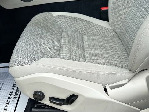 Used 2022 Volvo XC60 B5 Momentum image 21