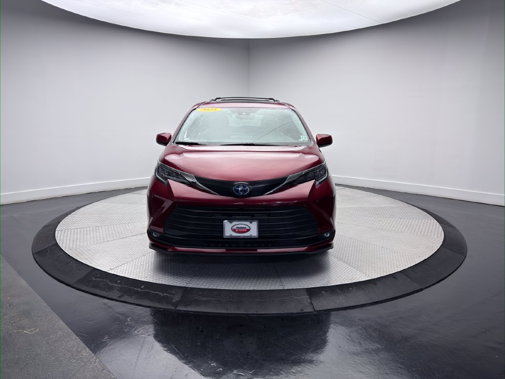 Used 2025 Toyota Sienna XLE w/ XLE Plus Package AWD/4WD image 2