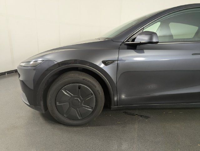Used 2026 Tesla Model Y 2WD image 9