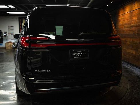 Used 2023 Chrysler Pacifica Touring-L image 6
