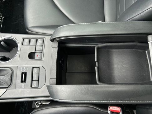 Used 2024 Toyota Highlander XLE image 23