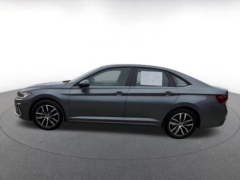 Used 2025 Volkswagen Jetta SE image 9