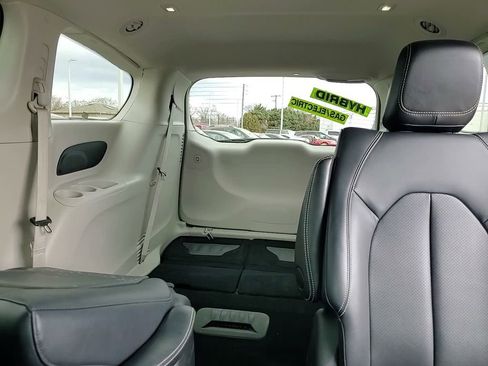 Used 2024 Chrysler Pacifica Limited FWD image 28