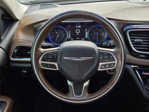 Used 2017 Chrysler Pacifica Limited FWD image 25