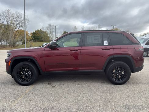 New 2025 Jeep Grand Cherokee Altitude w/ Trailer Tow Package AWD/4WD image 6