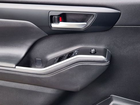 Used 2020 Toyota Highlander XLE image 13