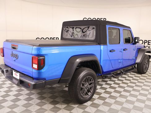 Used 2024 Jeep Gladiator Sport AWD/4WD image 19