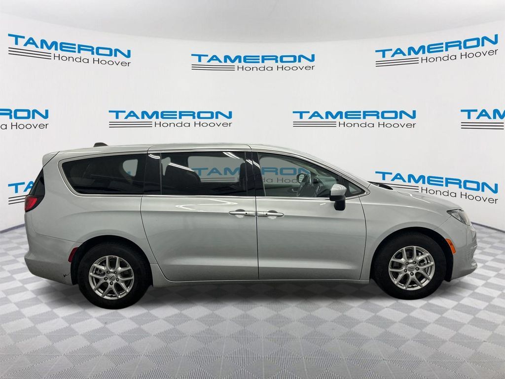 Used 2023 Chrysler Voyager LX FWD image 6