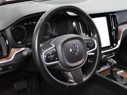 Used 2021 Volvo S60 T5 Momentum FWD image 9