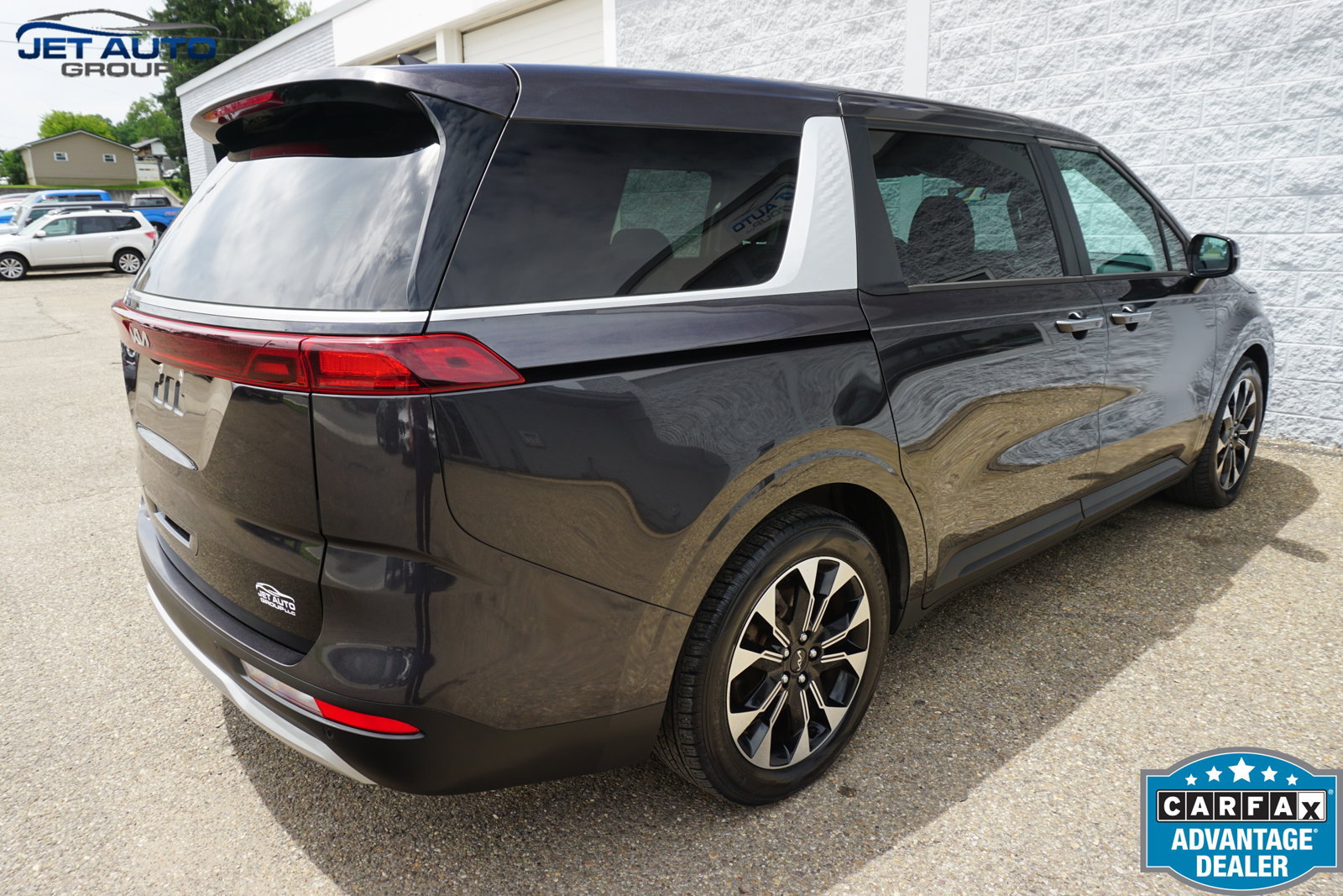 Used 2023 Kia Carnival EX FWD image 10
