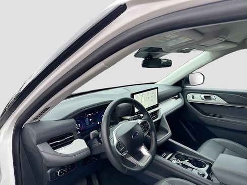 Used 2025 Ford Explorer Active w/ Active Comfort Package image 6