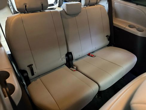 Used 2017 Toyota Sienna Limited Premium image 18
