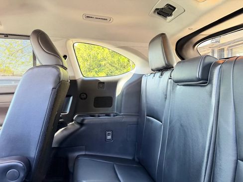 Used 2021 Toyota Highlander XLE AWD/4WD image 19