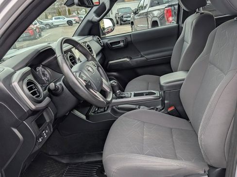 Used 2018 Toyota Tacoma TRD Sport w/ Technology Package image 13