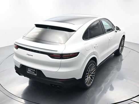 Certified 2022 Porsche Cayenne Platinum Edition image 40