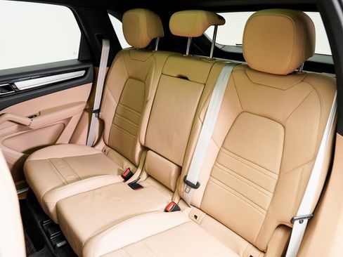 Certified 2023 Porsche Cayenne Platinum Edition image 26