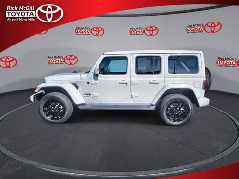 Used 2022 Jeep Wrangler Unlimited Sahara AWD/4WD image 5