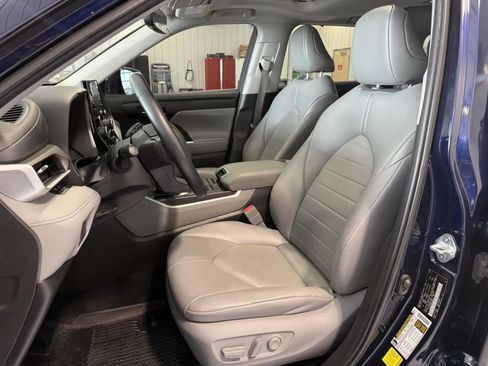 Used 2021 Toyota Highlander XLE AWD/4WD image 11