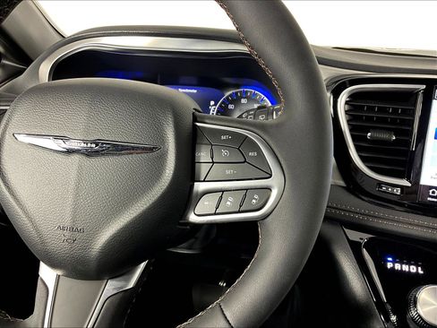 Used 2026 Chrysler Pacifica Pinnacle FWD image 12
