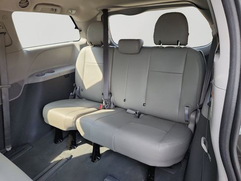 Used 2020 Toyota Sienna L image 11