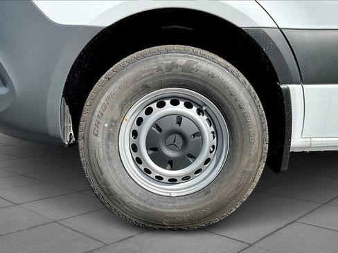 Used 2025 Mercedes-Benz Sprinter 2500 image 9