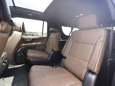 New 2026 Chevrolet Suburban High Country AWD/4WD image 10