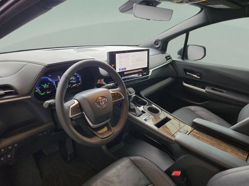 Used 2025 Toyota Sienna Limited image 8